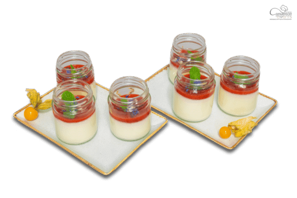 Waniliowa panna cotta z musem truskawkowym- monoporcja bankietowa 2025