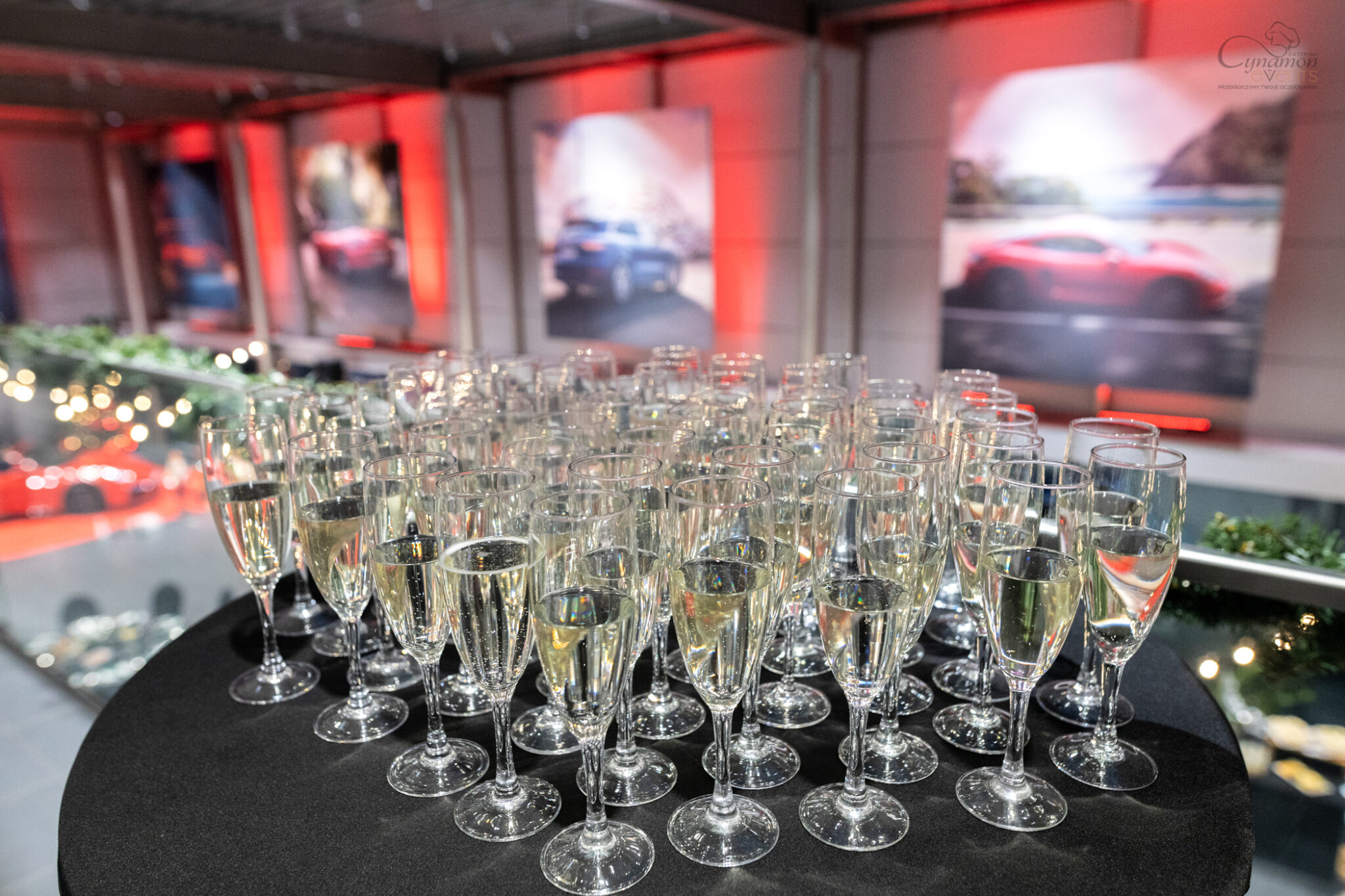 Szampan przygotowany na elegancki event w salonie Porsche – catering premium od Cynamon Events.