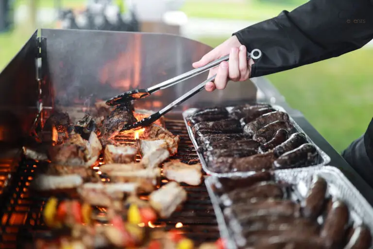 Grill firmowy z obsługą podczas eventu plenerowego – catering Cynamon Events Łódź