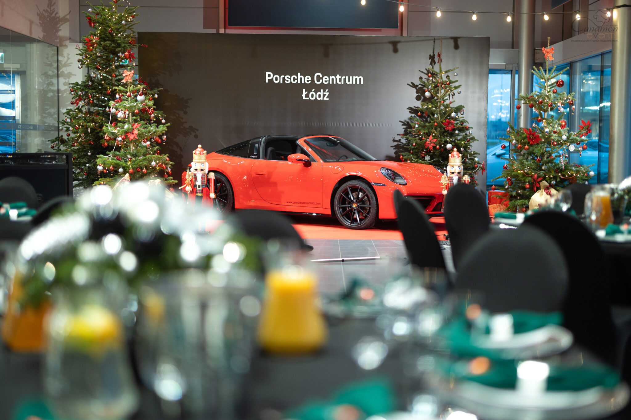 Event świąteczny w salonie Porsche – luksusowe auto, dekoracje i catering od Cynamon Events.