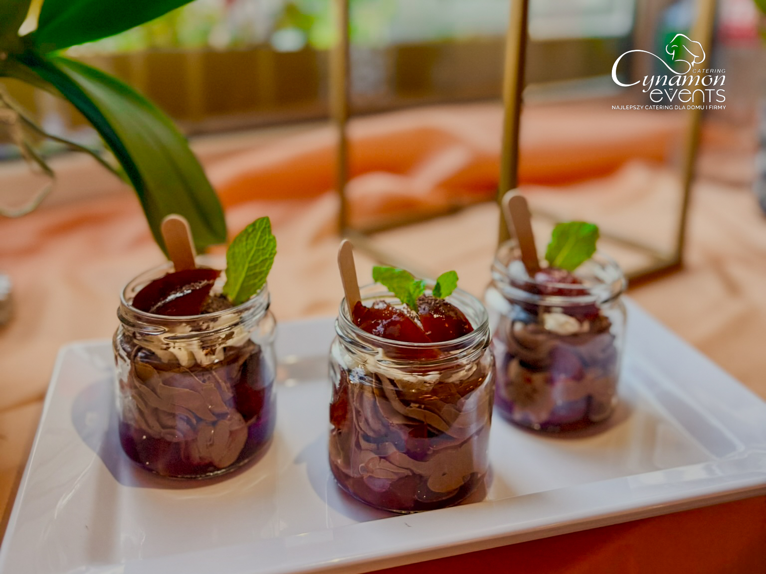 Desery w słoiczkach – monoporcje bankietowe od Cynamon Catering.