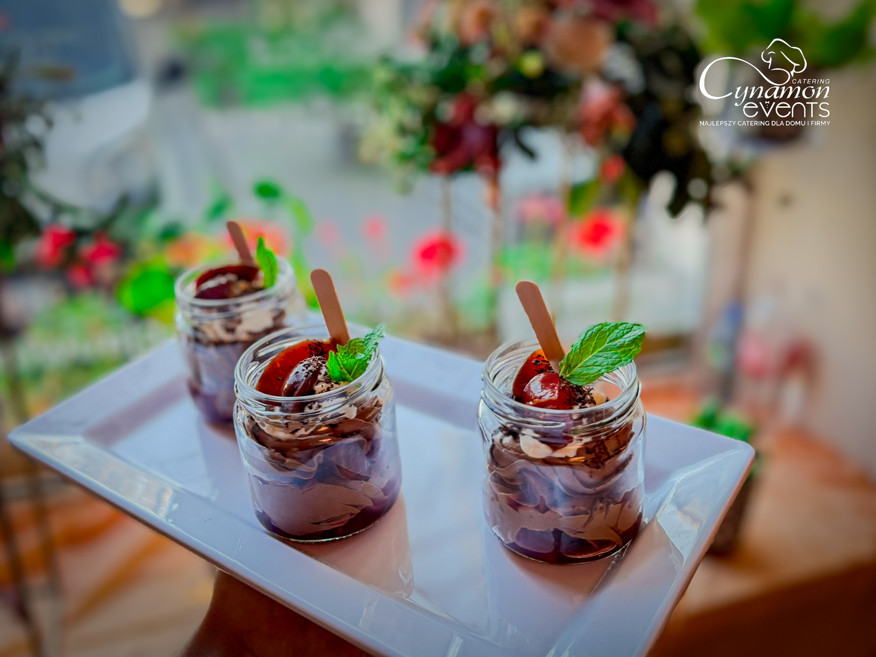 Słodki bufet eventowy przygotowany przez Cynamon Catering w Łodzi.