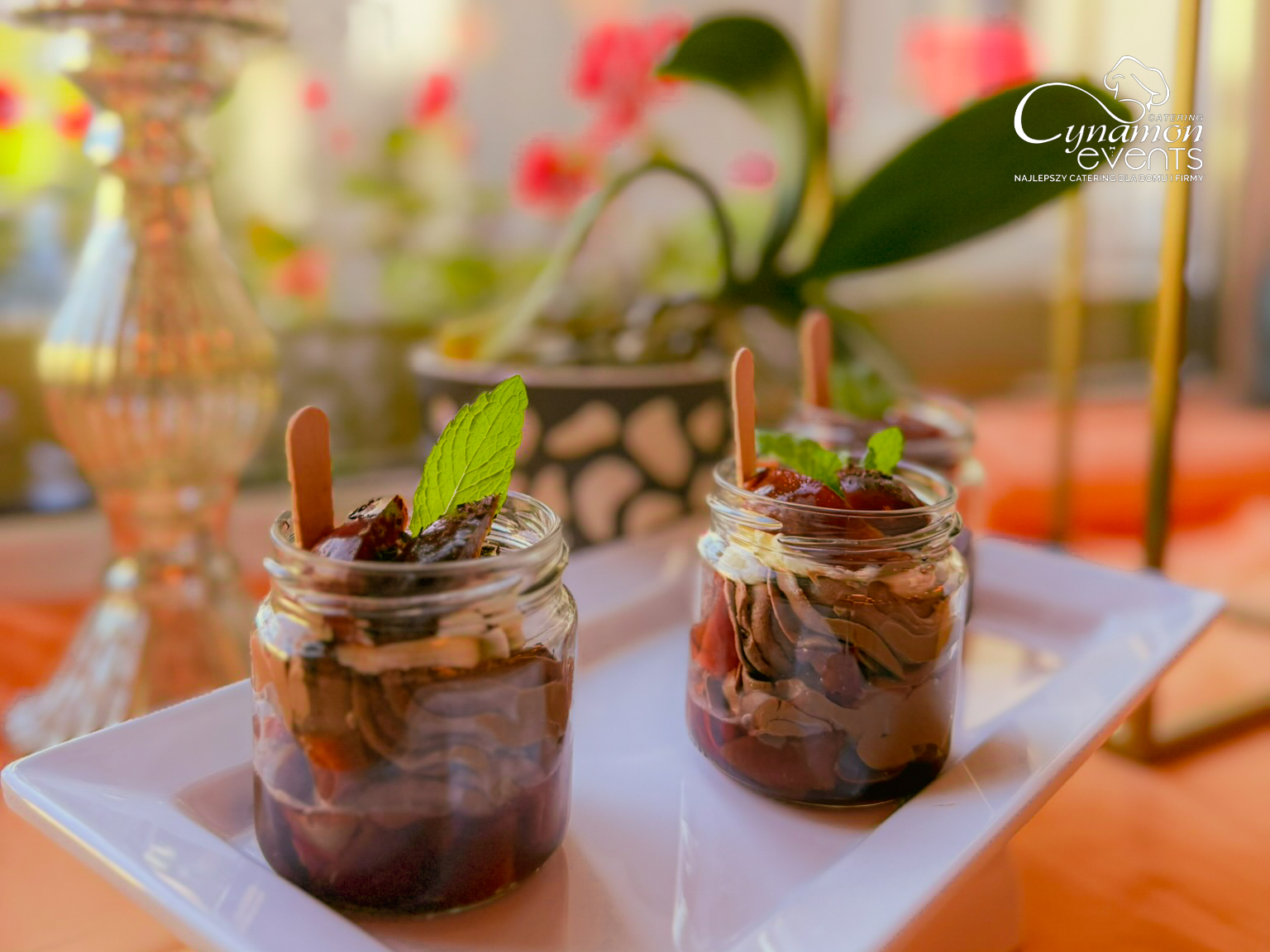 Monoporcje deserów w słoiczkach na bankiet – elegancki catering Cynamon Catering Łódź.