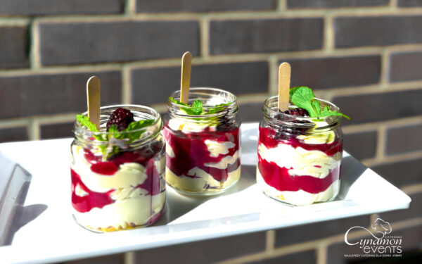 Deser w słoiczkach z musem malinowym i białą czekoladą – catering eventowy Cynamon Catering.