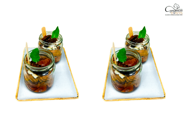 Gorzka czekolada ze śliwkami w rumie – elegancka monoporcja bankietowa Cynamon Catering Łódź