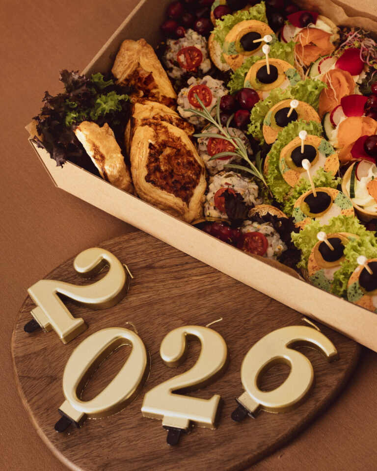 Przekąski noworoczne w formie boxa cateringowego