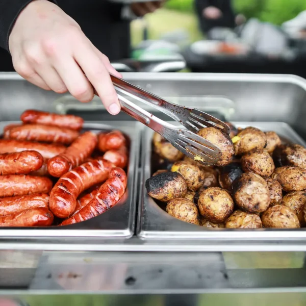 Grill firmowy z obsługą podczas eventu plenerowego – catering Cynamon Events Łódź