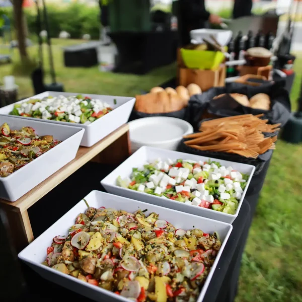 Grill firmowy z obsługą podczas eventu plenerowego – catering Cynamon Events Łódź