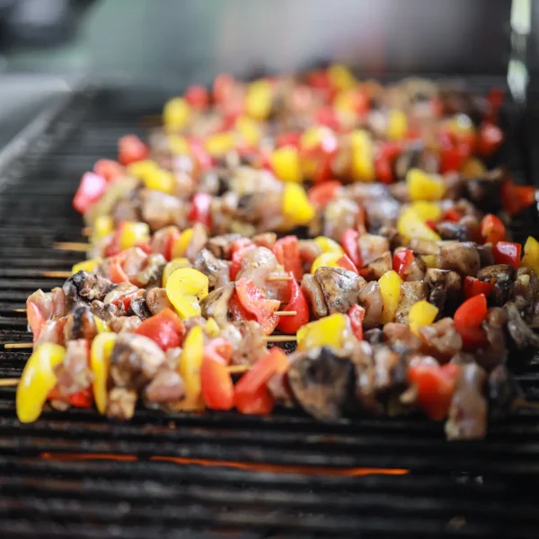 Grill firmowy z obsługą podczas eventu plenerowego – catering Cynamon Events Łódź