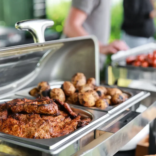 Grill firmowy z obsługą podczas eventu plenerowego – catering Cynamon Events Łódź