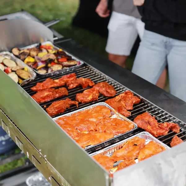 Grill firmowy z obsługą podczas eventu plenerowego – catering Cynamon Events Łódź