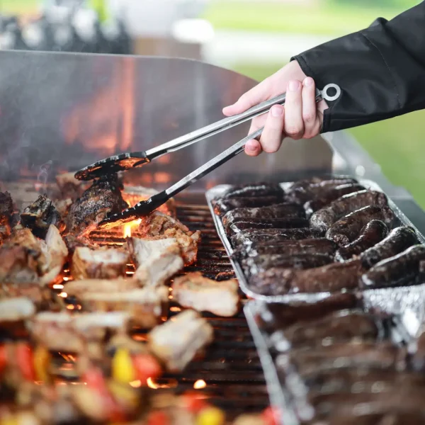 Grill firmowy z obsługą podczas eventu plenerowego – catering Cynamon Events Łódź
