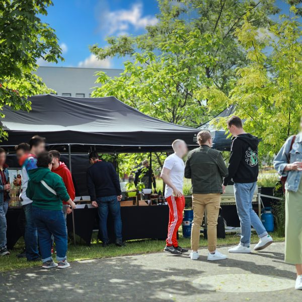 Grill firmowy z obsługą podczas eventu plenerowego – catering Cynamon Events Łódź