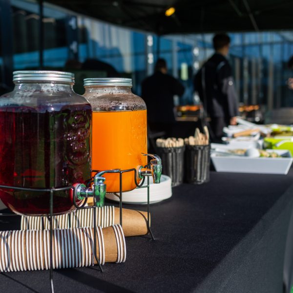Grill firmowy z obsługą podczas eventu plenerowego – catering Cynamon Events Łódź