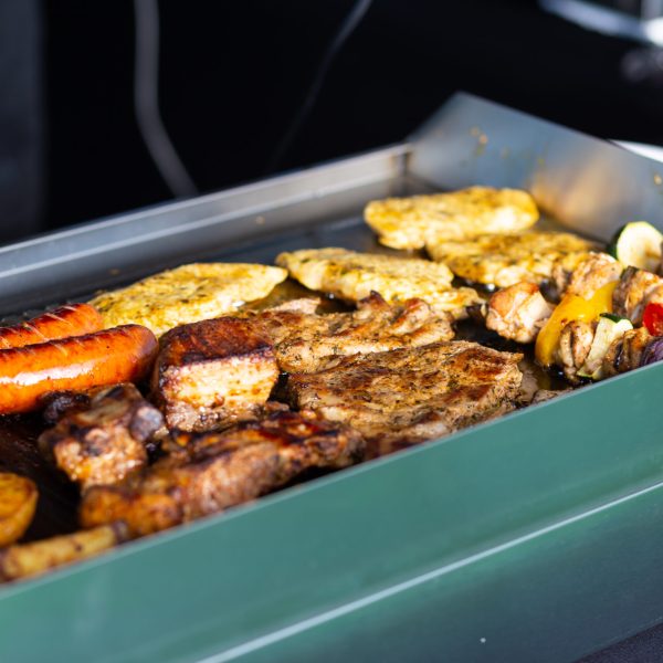 Grill firmowy z obsługą podczas eventu plenerowego – catering Cynamon Events Łódź